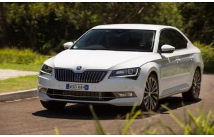 Tapetes Skoda Superb Hatchback (2015 - atualidade) borracha